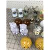 Image 2 : LOT OF VINTAGE SALT AND PEPPER SHAKERS