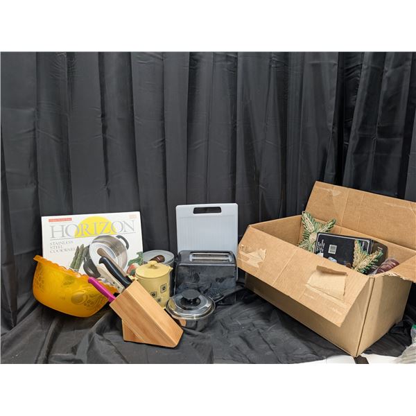 Box of Misc. Kitchen/Houseware Items