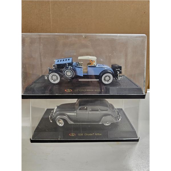 1930 Pierce-Arrow Model B and 1936 Chrysler Airflow 1:32 Scale Collectable Model Cars