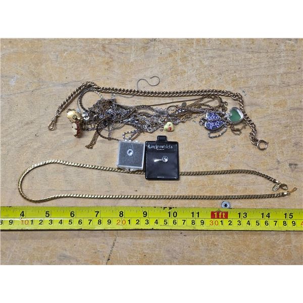 Lot of necklaces and 2 unknown jewels