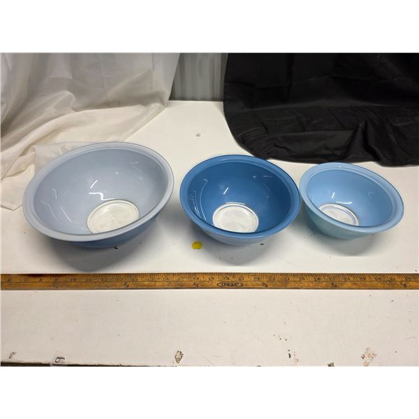 3 Pyrex bowls