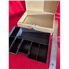 Image 4 : CASH BOX