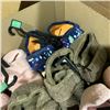 Image 2 : 10 PAIRS OF NEW SIZE 9/10Y SLIPPERS
