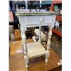 Image 2 : VINTAGE ENDTABLE AND PAIR OF WHITE LAMPS