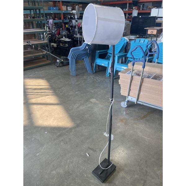 BLACK FLOOR LAMP