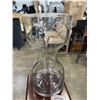 Image 2 : BOMBAY CO. PEDESTAL AND DECORATIVE GLASS VASE