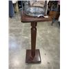 Image 3 : BOMBAY CO. PEDESTAL AND DECORATIVE GLASS VASE
