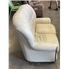 Image 2 : LEATHER LOVESEAT