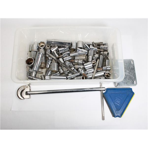 TRAY OF ASSORTED SOCKETS AND OTHER TOOLS