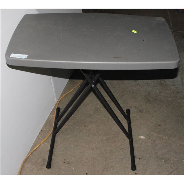 SMALL PORTABLE PICNIC TABLE