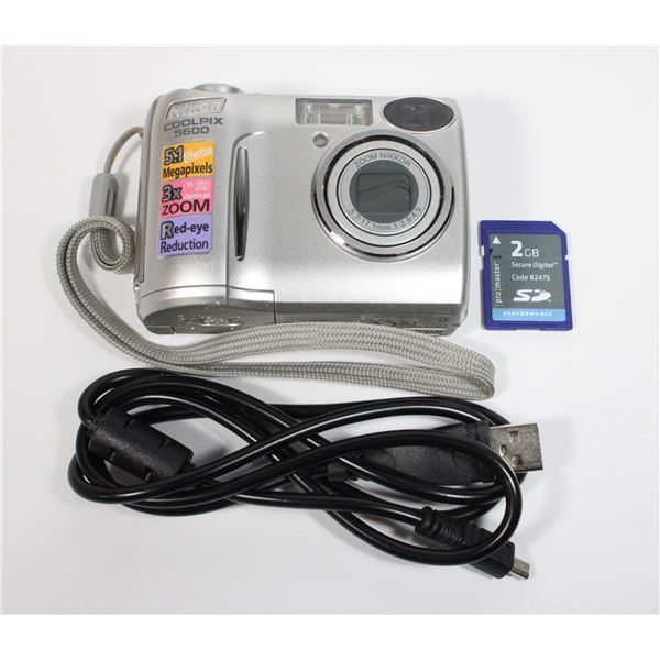 NIKON COOLPIX 5600 CAMERA WITH SD CARD