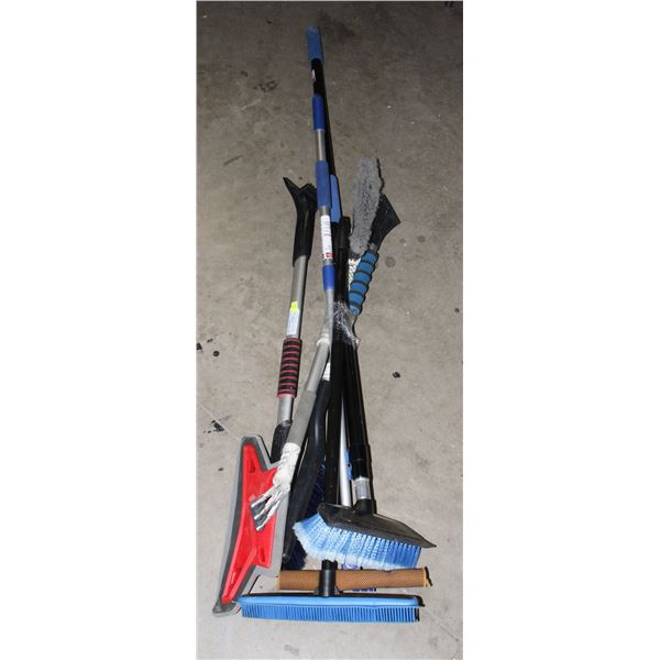 LOT OF AUTOMOTIVE SNOW BRUSHES, FOAM BRUSH AND