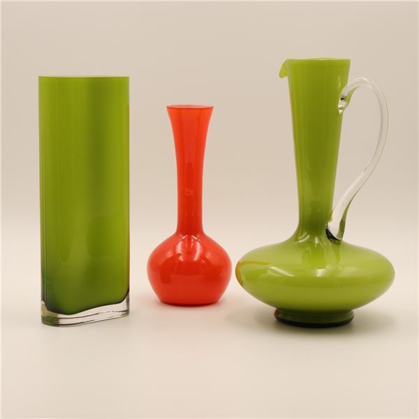 Set of 3 cased glass vases