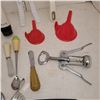 Image 5 : Estate Kitchen Lot w/ Working Milk Frother