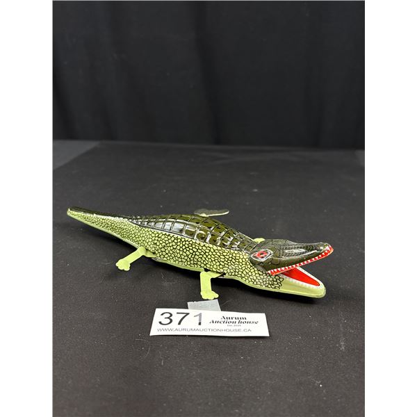 Vintage tin plate Litho wind up alligator