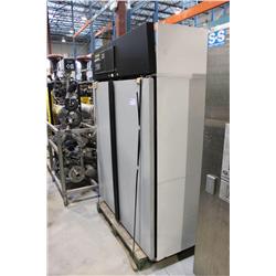 BAXTER INCUBATER / CRYO FRIDGE