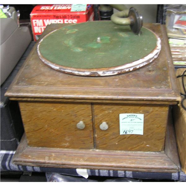 Antique solid oak RCA windup phonograph