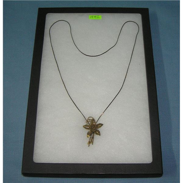 Quality floral decorated necklace