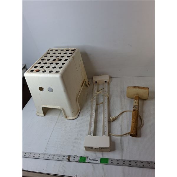 Step Stool 15" x 11.5" x 12.5", Rubber Mallot, Grow Light- Working  -  PICK UP