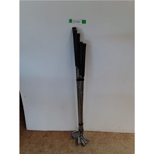 *(7) Wilson Golf Clubs 40" - PICK UP