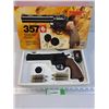 Image 1 : Crossman 357 Air Pellet Hand Gun w/CO2 Cartridges & Pellets