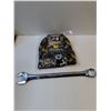 Image 2 : 32" Wrench,Pliers,Tuque,Flashlight plus 2 items as pictured