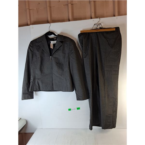 Women's Blazer & Dress Pant Set- 14