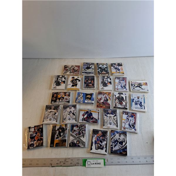 (25) Packets - NHL and Assorted Hocky Cards