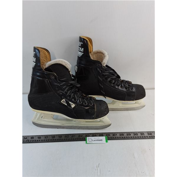 Pair of Bauer Custom 880 Ice Skates - Size 9.5
