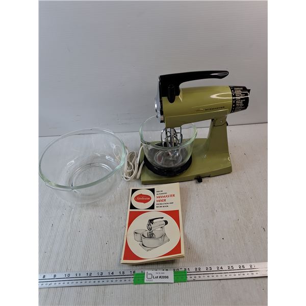 Vintage Sunbeam Mix Master & (2) Mixing Bowls - Powers On, As Is