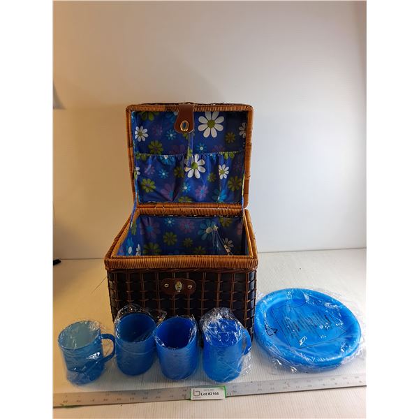 Wicker Picnic Basket/ 4Pc Plastic Dishes setting