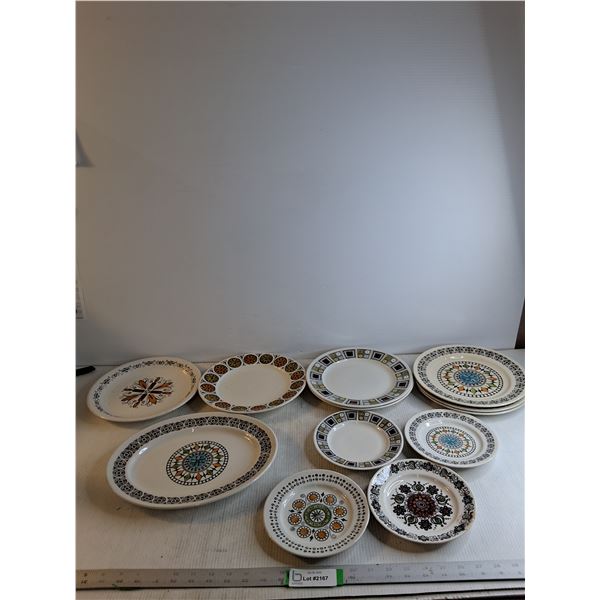 (6) Lg Plates 9 5/8" (4) Sm Plates 6 5/8" (1) Oval Serving Dish 11 3/4'