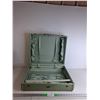 Image 1 : Green Suitcase 22x 18 x 8" - PICK UP