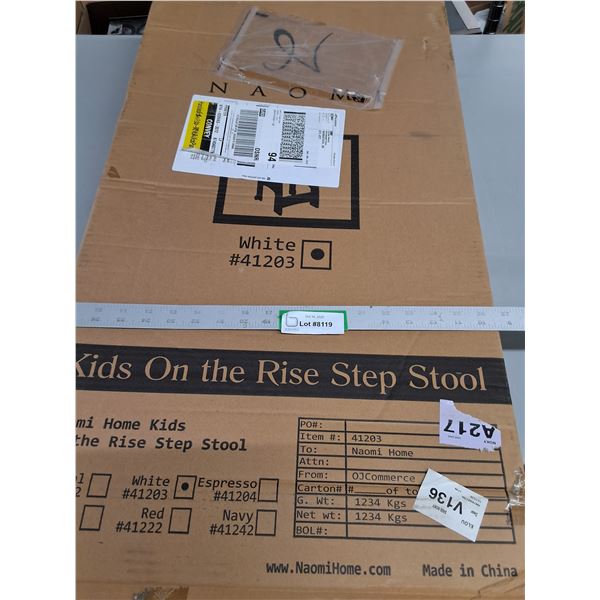 Wayfair  "Kids On The Rise" White Step Stool In Box And Appears New - Assembly Acquired -  PU Prefer