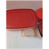 Image 6 : (8) Rubbermaid Containers (Assorted) & Pyrex Glass Container w/Lid