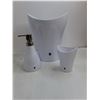 Image 2 : 'Umbra' Bathroom Set with Silver Wreath