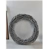 Image 3 : 'Umbra' Bathroom Set with Silver Wreath