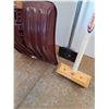 Image 3 : ** Nordic Plastic Scoop Shovel, Ice-Chipper, Lowry Curling Broom - Pickup Only