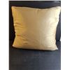Image 2 : Toss Cushion (21 1/2'" x 21 1/2")
