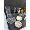 Image 3 : Assorted Dining Decor & Vases