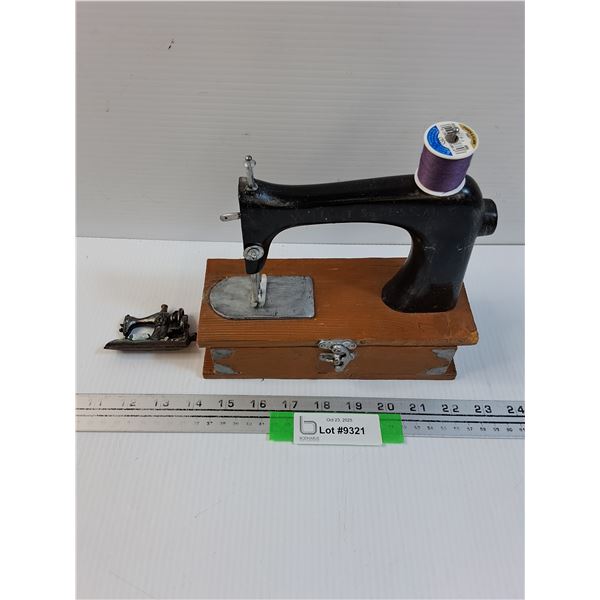 Willcoy & G.Dbss Mfg Decor Childs Sewing Machine & Fridge Magnet