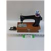 Image 1 : Willcoy & G.Dbss Mfg Decor Childs Sewing Machine & Fridge Magnet