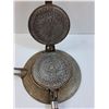Image 2 : Scandinavian Pancake/Krumkake Cast Iron - Nordicware - 12" x 12"