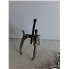 Image 2 : (3) 3-Jaw Gear Puller & Vice