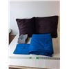 Image 1 : (2) Throw Pillows, (7) Face Cloths, (2) Pillowcases, (2) Bedhsheets Approx. 102" x 96"