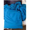Image 2 : (2) Throw Pillows, (7) Face Cloths, (2) Pillowcases, (2) Bedhsheets Approx. 102" x 96"