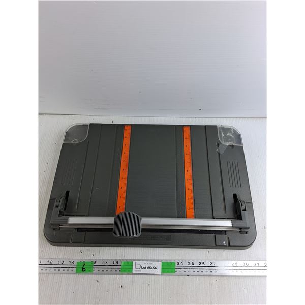 Fiskars Paper Cutter 20" x 13"