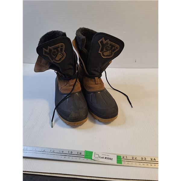 YETI Winter Boots Size 9