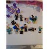 Image 2 : Foldable Plastic Toy House With Accessories & Roblox Figurines