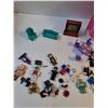 Image 3 : Foldable Plastic Toy House With Accessories & Roblox Figurines